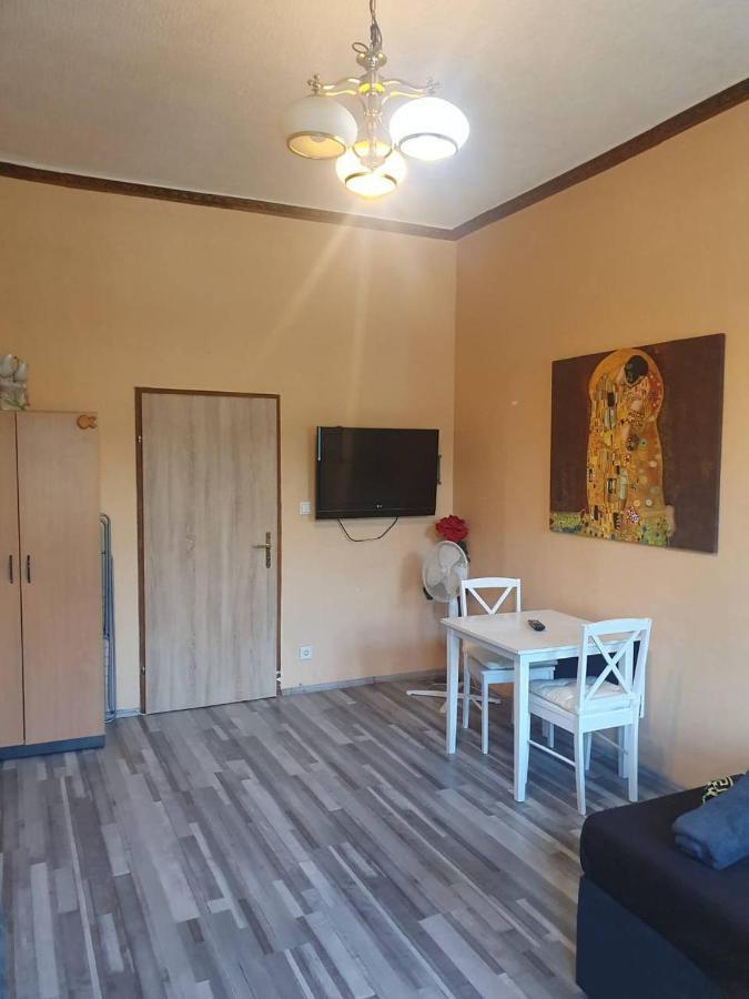 Economic Apartment 4P Wg Виена Екстериор снимка